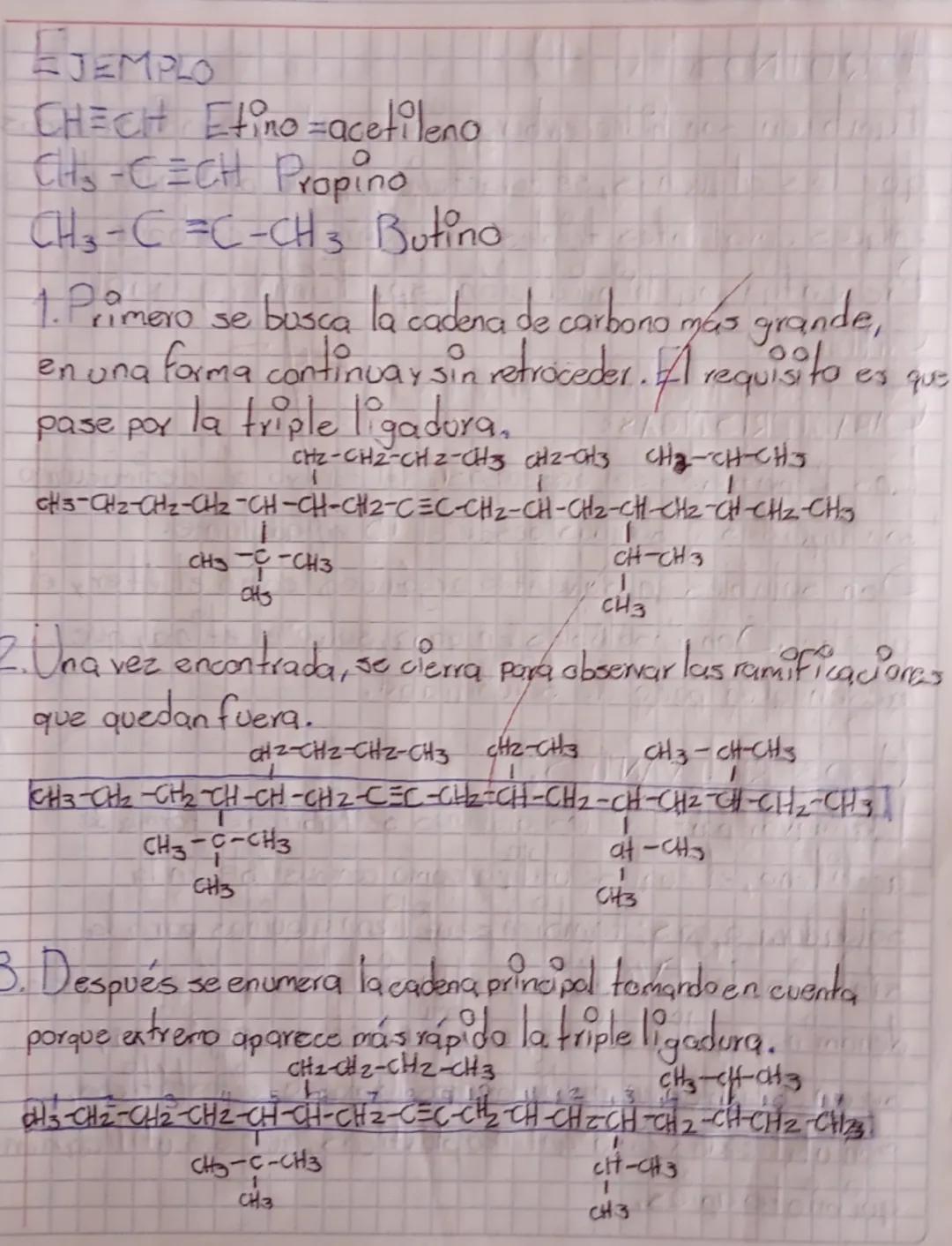 Son compuestos formados solamente por carbonos e
hidrógeno. La principal fuente de obtención es el petróleo.
05
Los hidrocarburos se divid
d